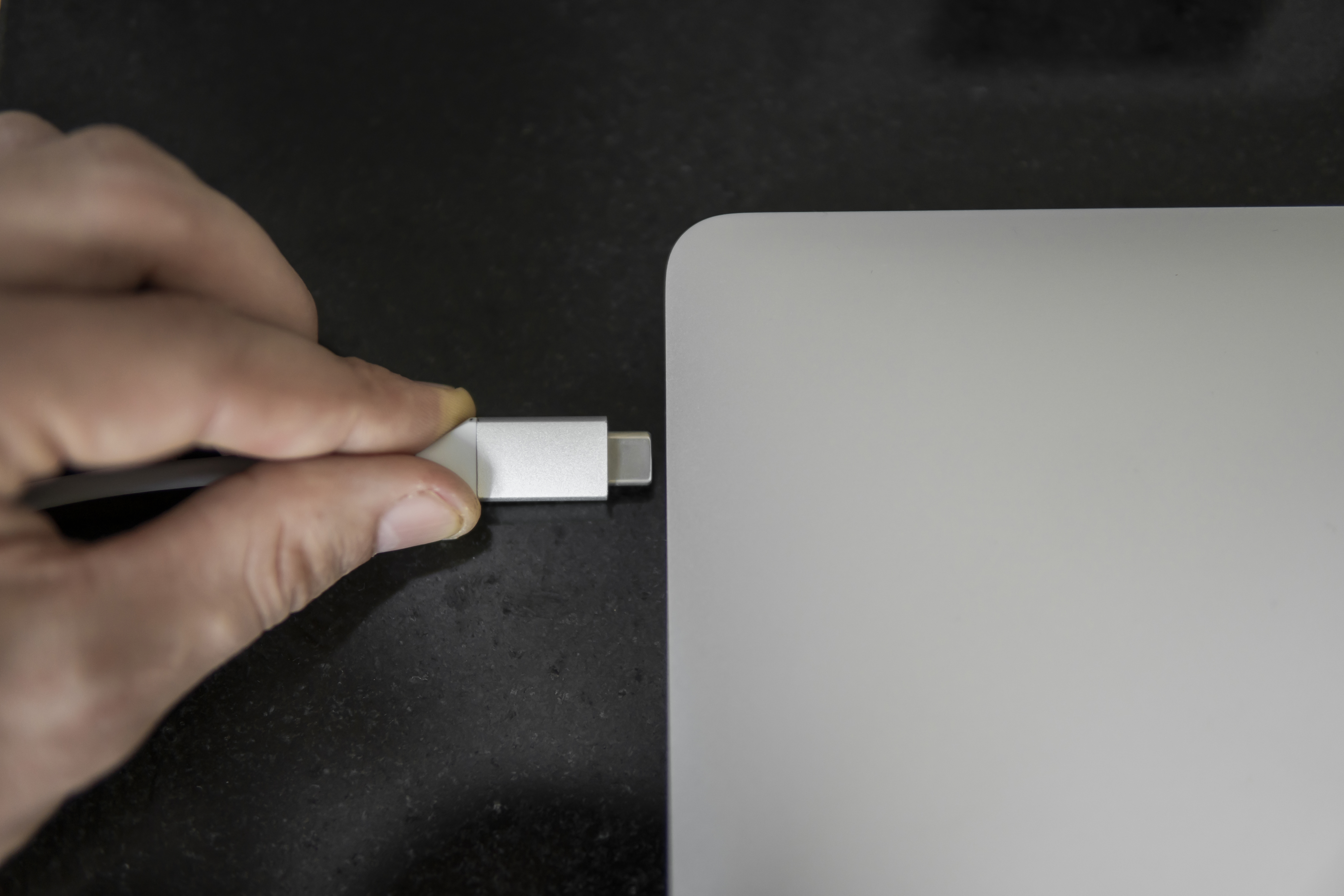 usb c kabel og som stikkes inn i laptop