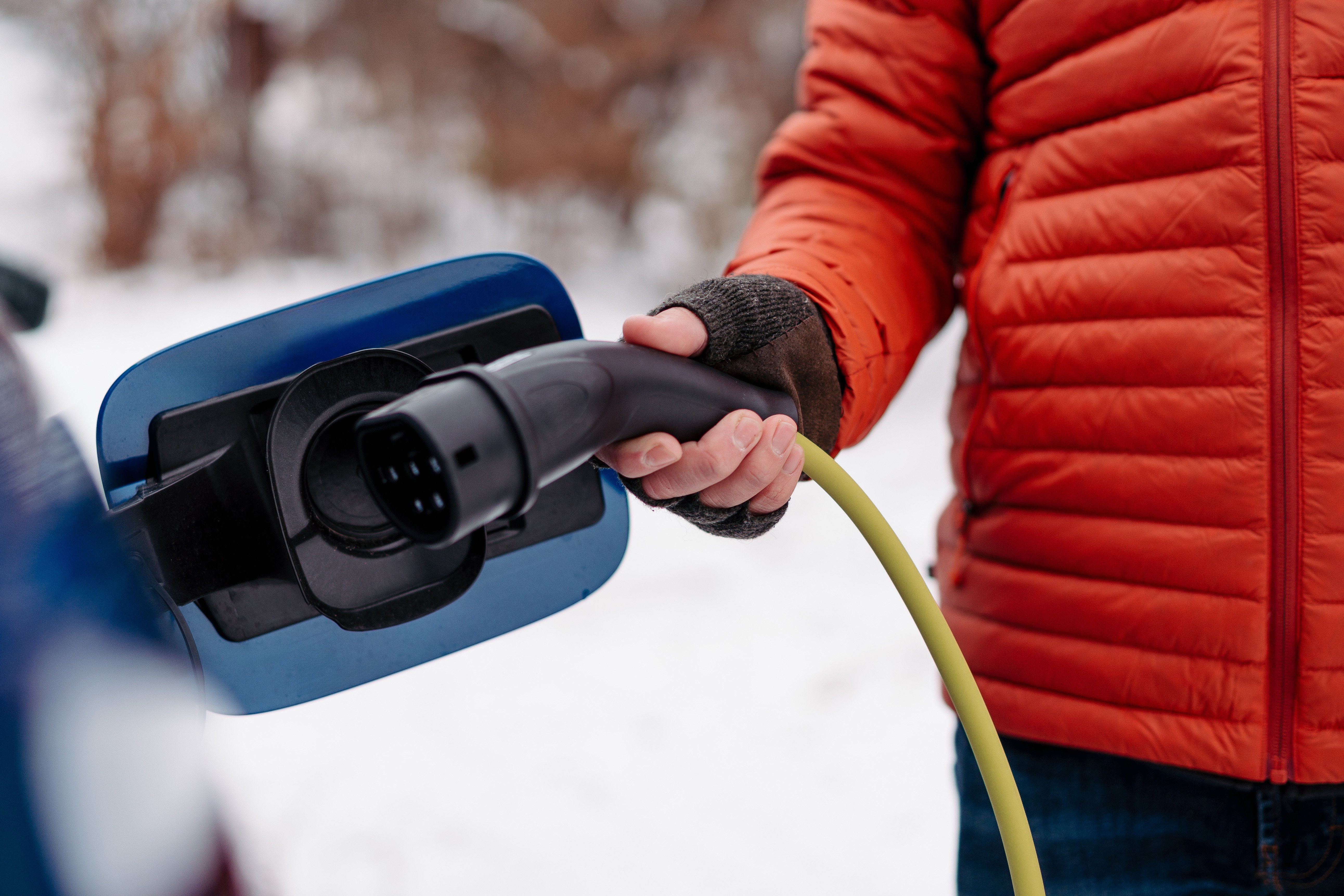 Lading av elbil om vinter