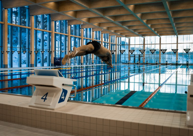 mann stuper i vannet paa toyenbadet