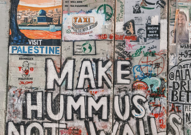 Israels okkupasjonsmur med graffiti.