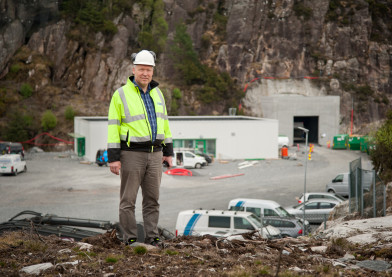 Ulvestad staar paa en bakke fremfor der renseanlegge skal bli bygget