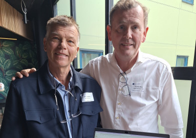 Geir og Torstein staar sammen og viser systemet fra maskin