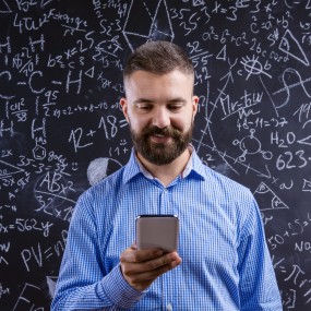 Bildet viser en mann som holder smarttelefon.