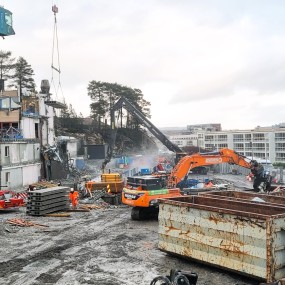 Bildet viser hulldekker som demonteres på byggeplass