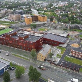 Oversiktsbilde over ulike bygninger, deriblant Nidarvoll skole