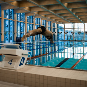 mann stuper i vannet paa toyenbadet