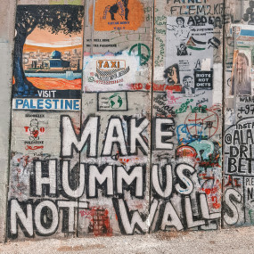 Israels okkupasjonsmur med graffiti.