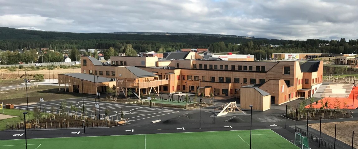 Bildet viser Ydalir skole sett på skrå fra lufta.