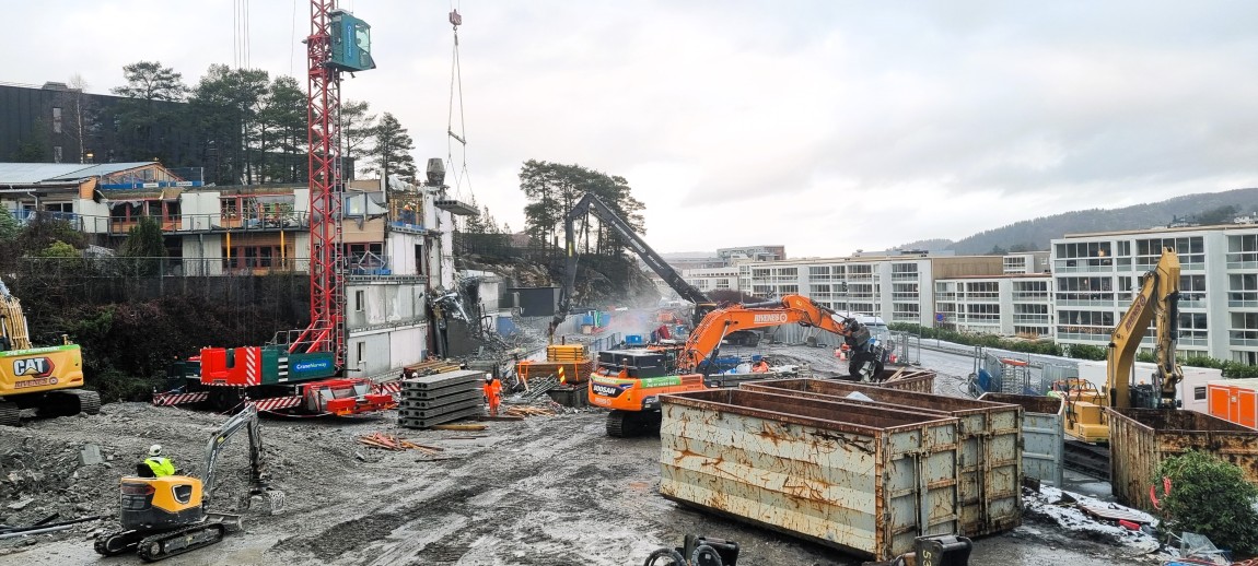Bildet viser hulldekker som demonteres på byggeplass