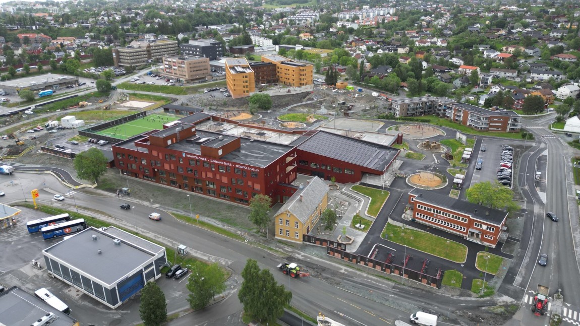Oversiktsbildet viser ulike bygninger, deriblant Nidarvoll skole