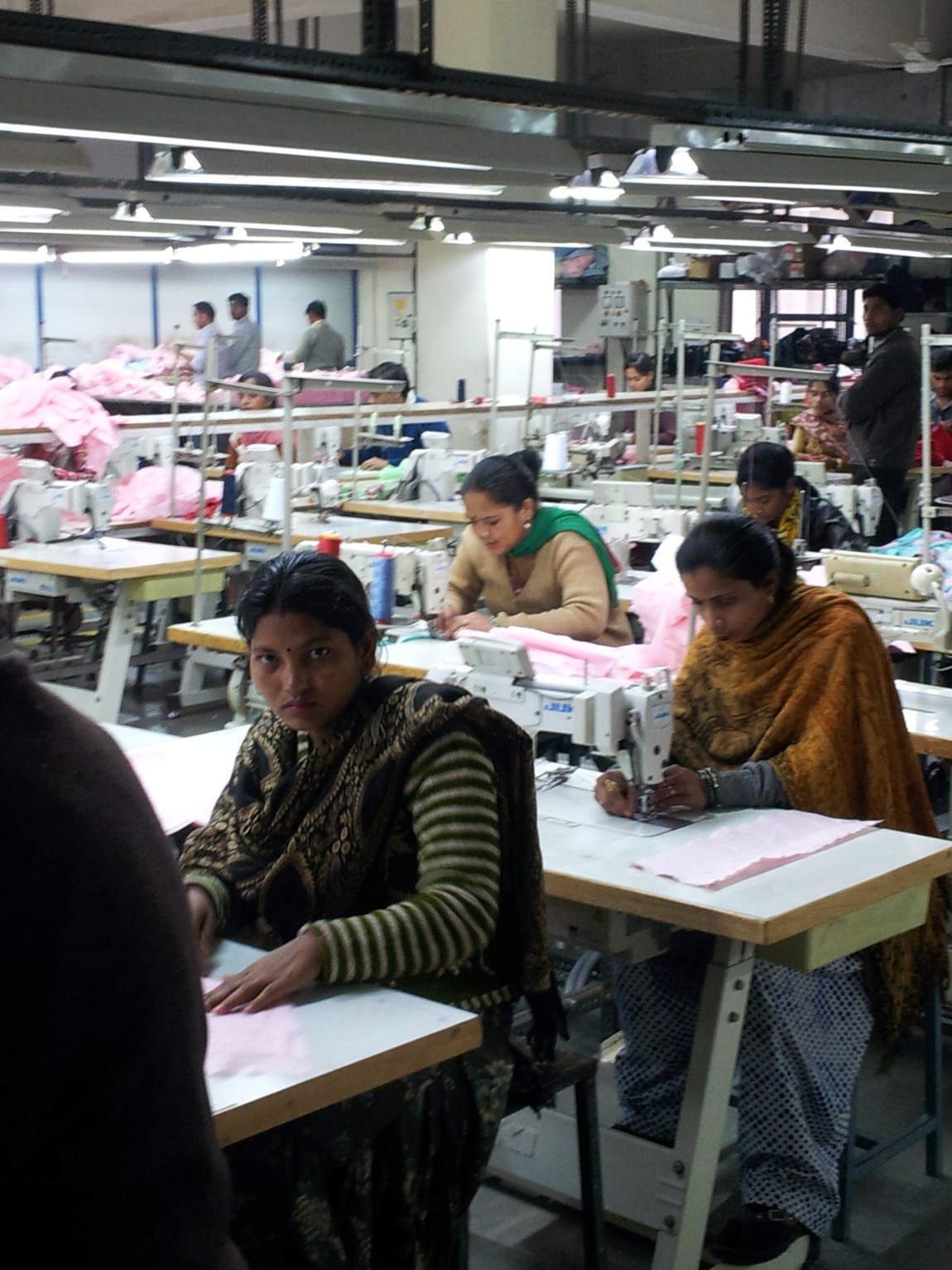 Kvinner i arbeid på tekstilfabrikk.