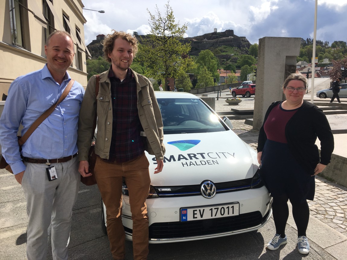 3 personer og en Smart City bil